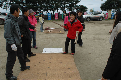 아참~ 빨리 던지소~ 